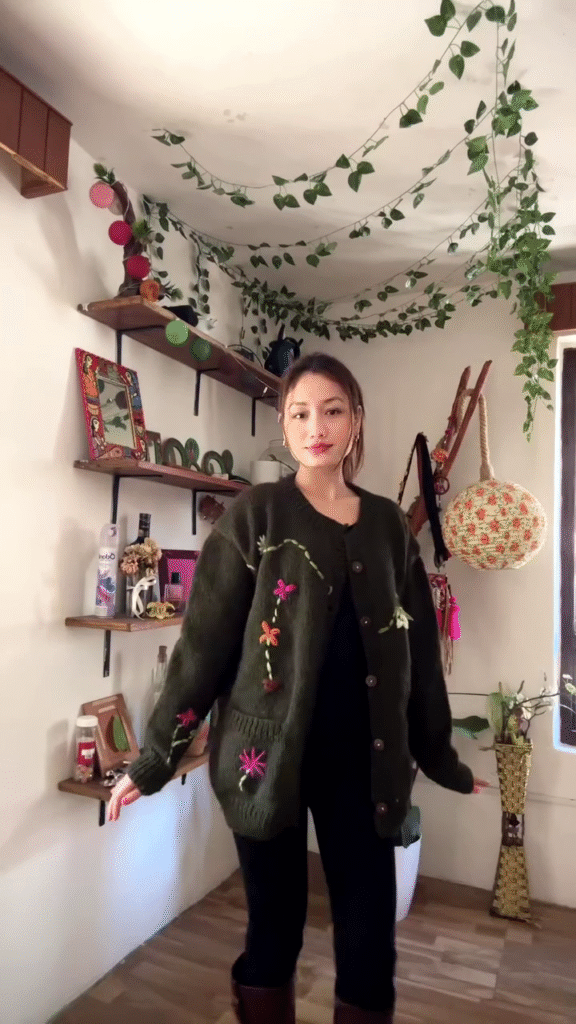 Floral Embroidered Knit Cardigan 🌿🧥 – Dark Green Layer Styled with Black Pants & Brown Boots - Photo 2
