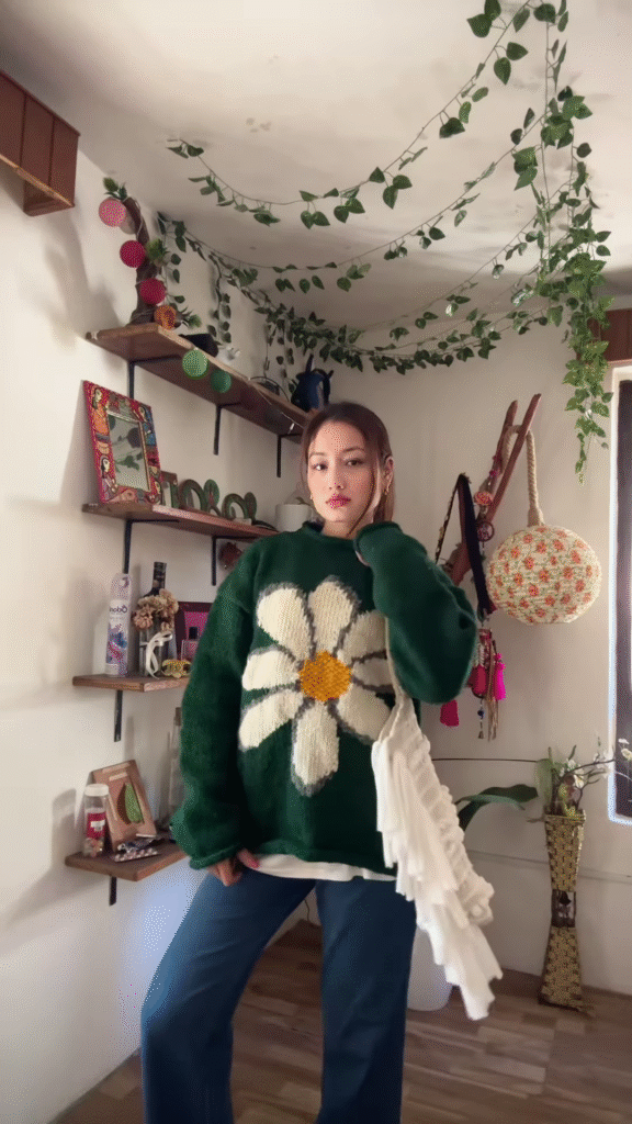 Green Floral Knit Sweater 🌼🧥 – Oversized White Flower Design Styled with Blue Jeans - Photo 3