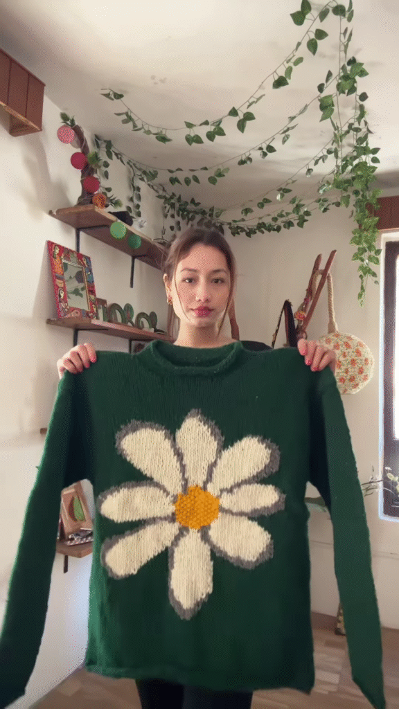 Green Floral Knit Sweater 🌼🧥 – Oversized White Flower Design Styled with Blue Jeans - Photo 2