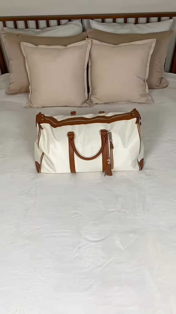 Elegant Weekend Duffle Bag: Luxurious Cream and Tan Leather Travel Tote with Classic Design - Photo 1