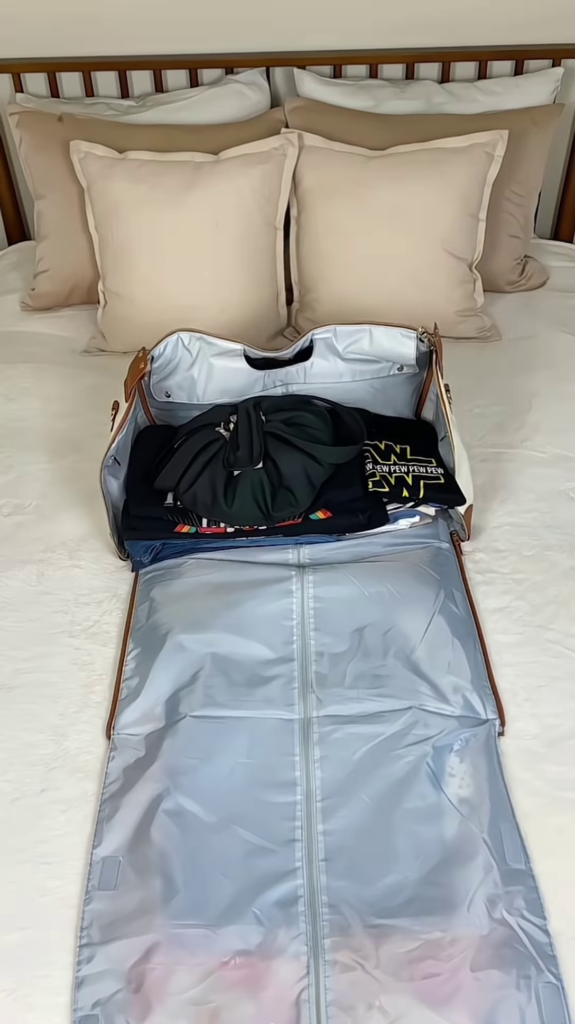 Elegant Weekend Duffle Bag: Luxurious Cream and Tan Leather Travel Tote with Classic Design - Photo 2