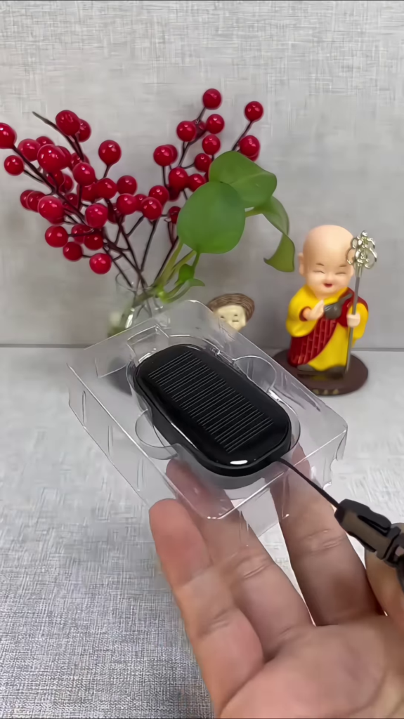 Compact Solar Powered Mobile Device Charger - Portable Energy Solution for Smartphones - Photo 2