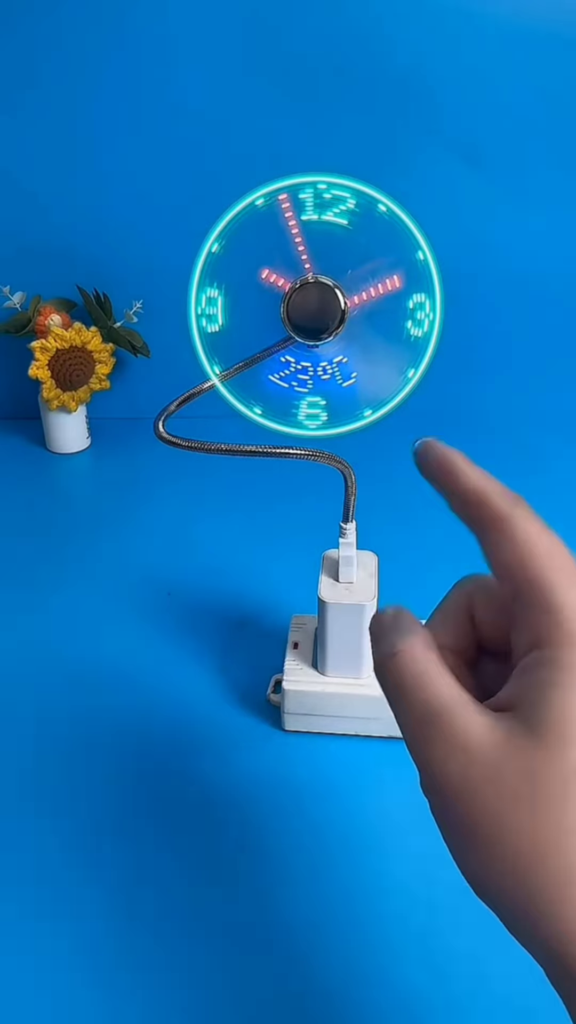 Innovative USB Mini Fan with Real-Time LED Clock Display - Flexible Neck - Photo 2