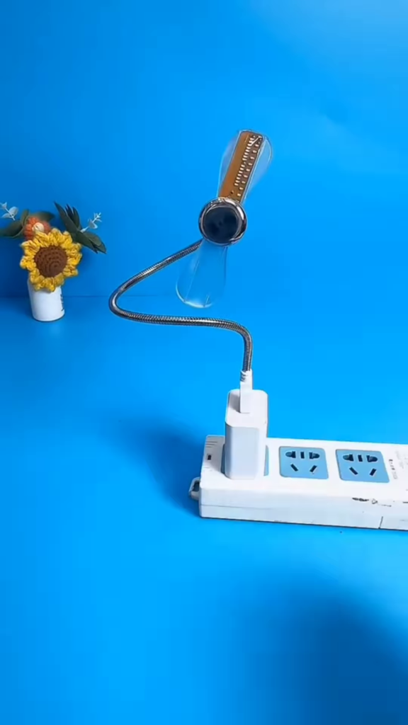 Innovative USB Mini Fan with Real-Time LED Clock Display - Flexible Neck - Photo 3