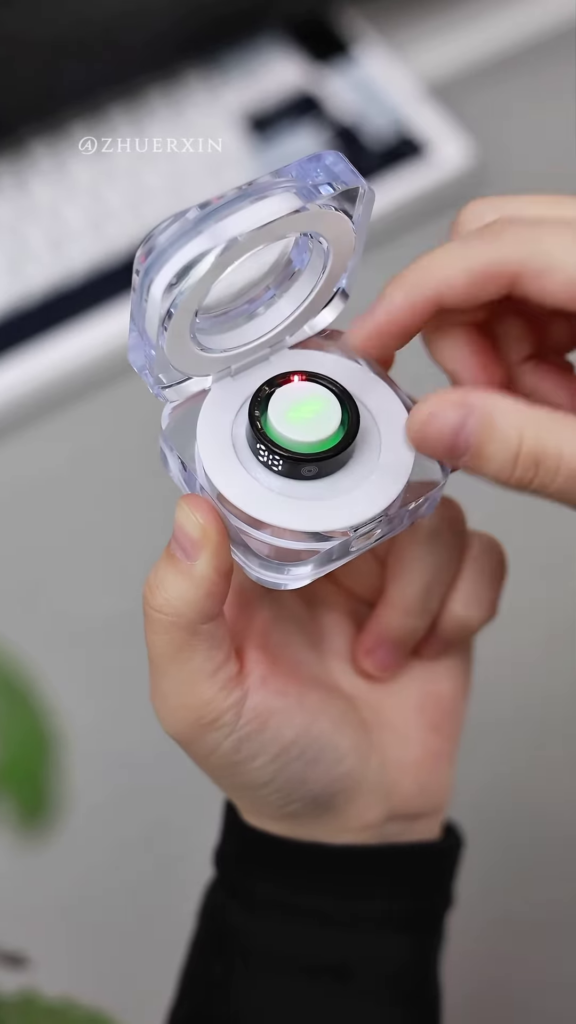 Sleek Digital Display Smart Ring - Wearable Technology for Time and Notifications - Photo 2