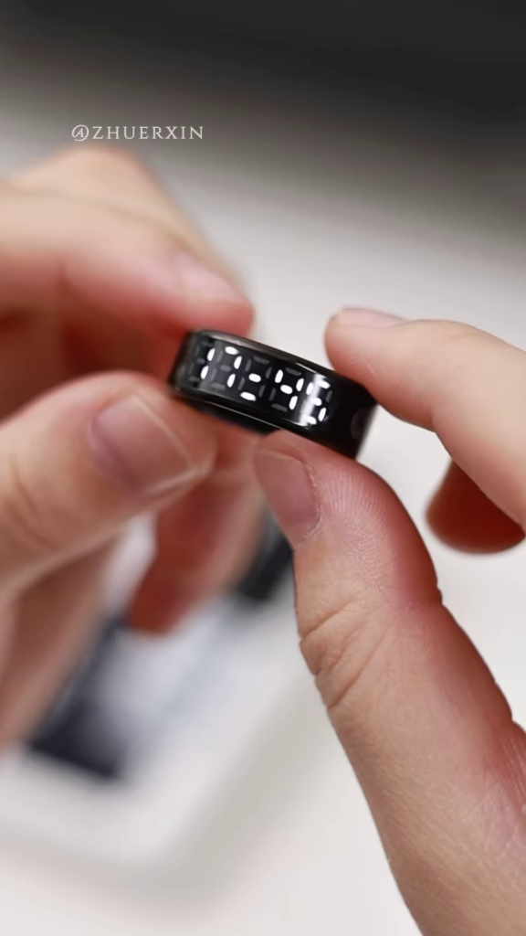 Sleek Digital Display Smart Ring - Wearable Technology for Time and Notifications - Photo 3
