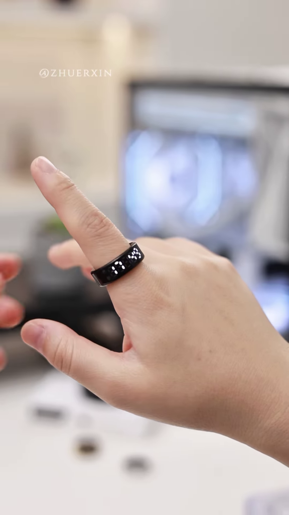 Sleek Digital Display Smart Ring - Wearable Technology for Time and Notifications - Photo 4