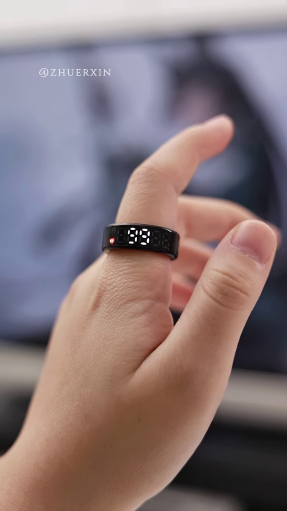 Sleek Digital Display Smart Ring - Wearable Technology for Time and Notifications - Photo 1
