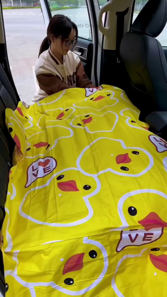 Inflatable Car Mattress with Cute Duck Design – Portable Backseat Bed for Road Trips and Camping - Photo 4