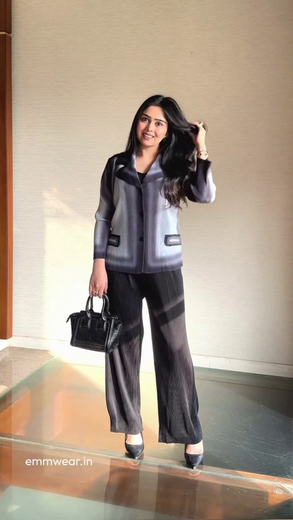 Chic Women's Pleated Wide-Leg Pants and Ombre Blazer Outfit with Structured Handbag - Photo 1