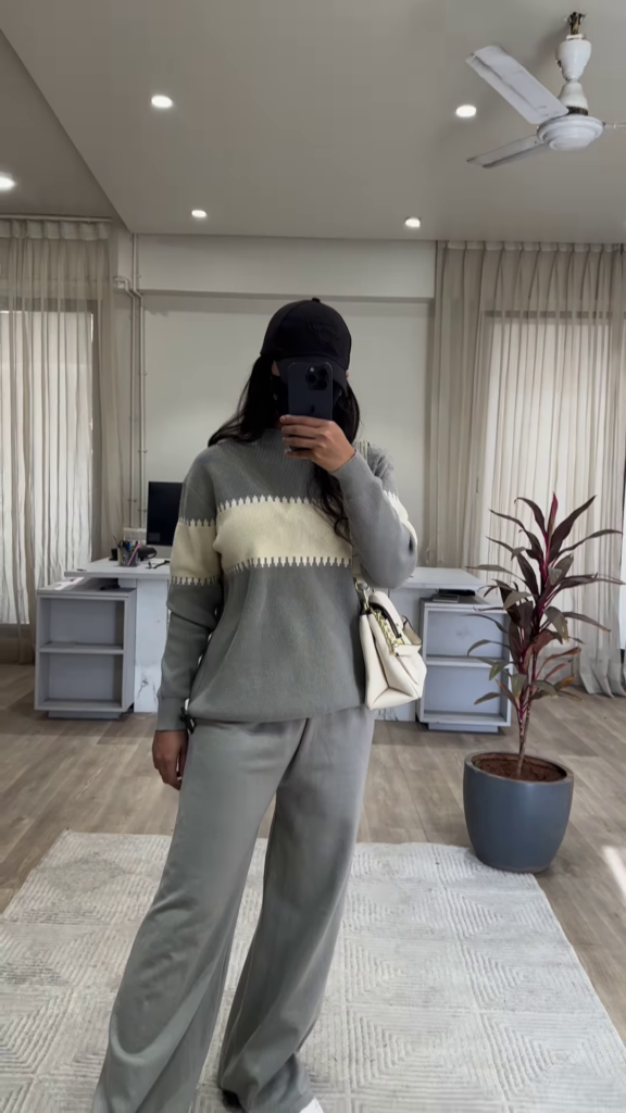 Cozy Women's Gray Knit Lounge Set with Striped Detail and Wide-Leg Pants - Photo 1