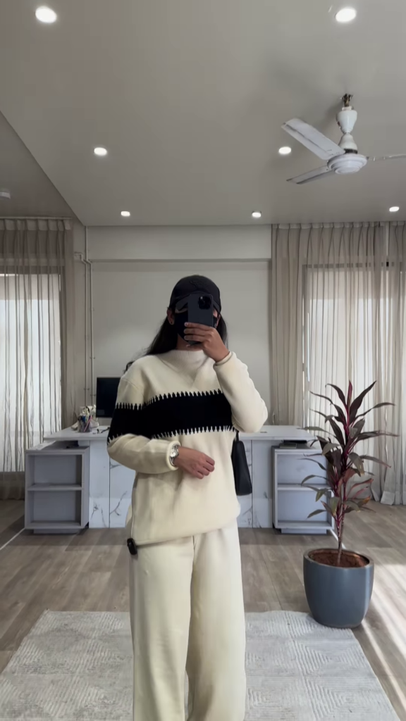 Cozy Women's Gray Knit Lounge Set with Striped Detail and Wide-Leg Pants - Photo 2