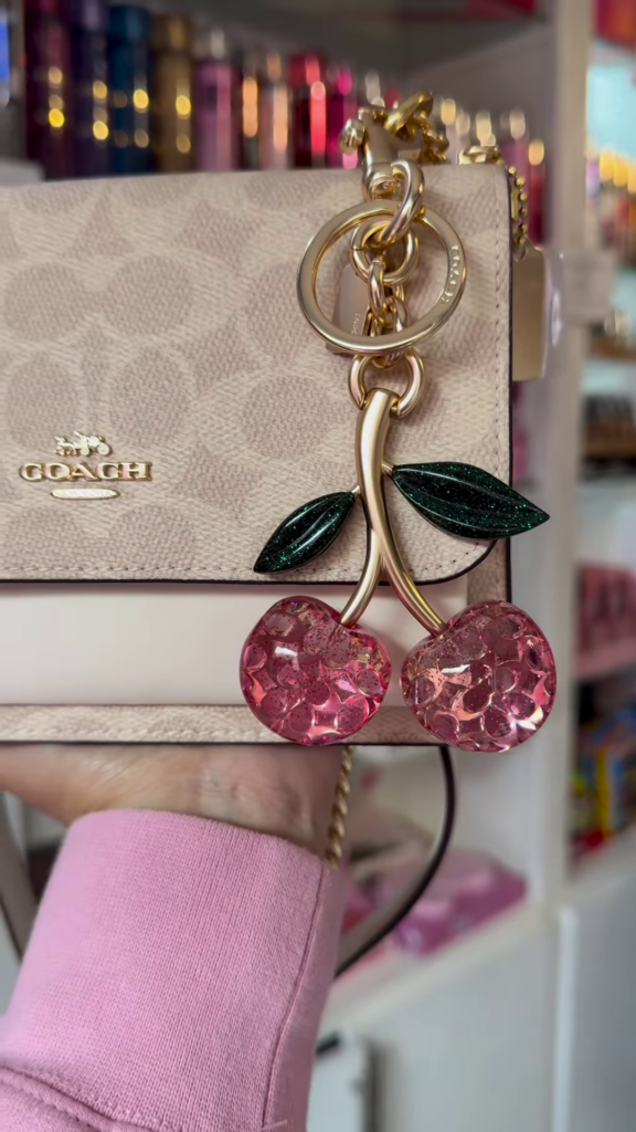 Elegant Designer Crossbody Bag with Signature Pattern and Chain Strap - Photo 3
