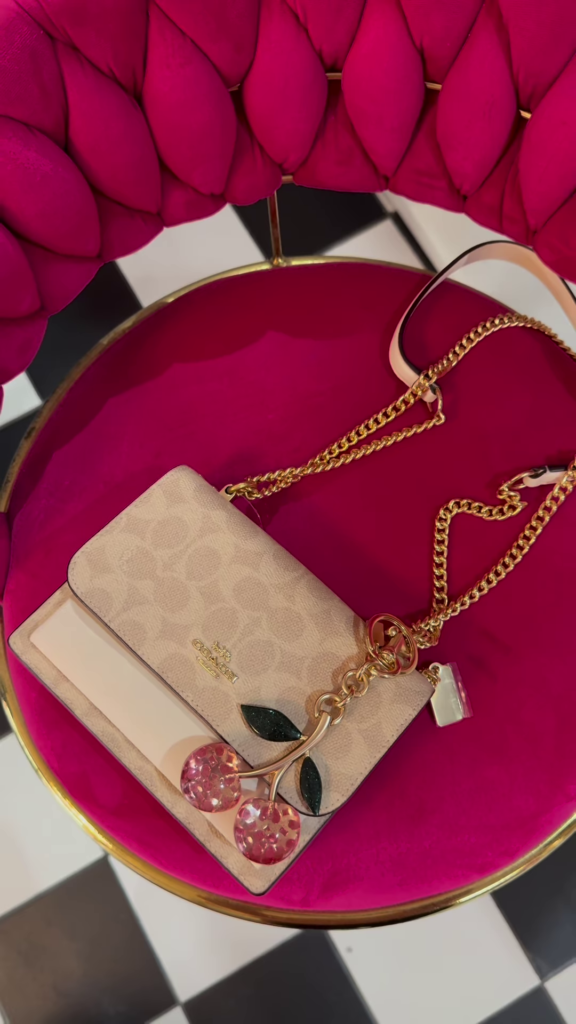 Elegant Designer Crossbody Bag with Signature Pattern and Chain Strap - Photo 2