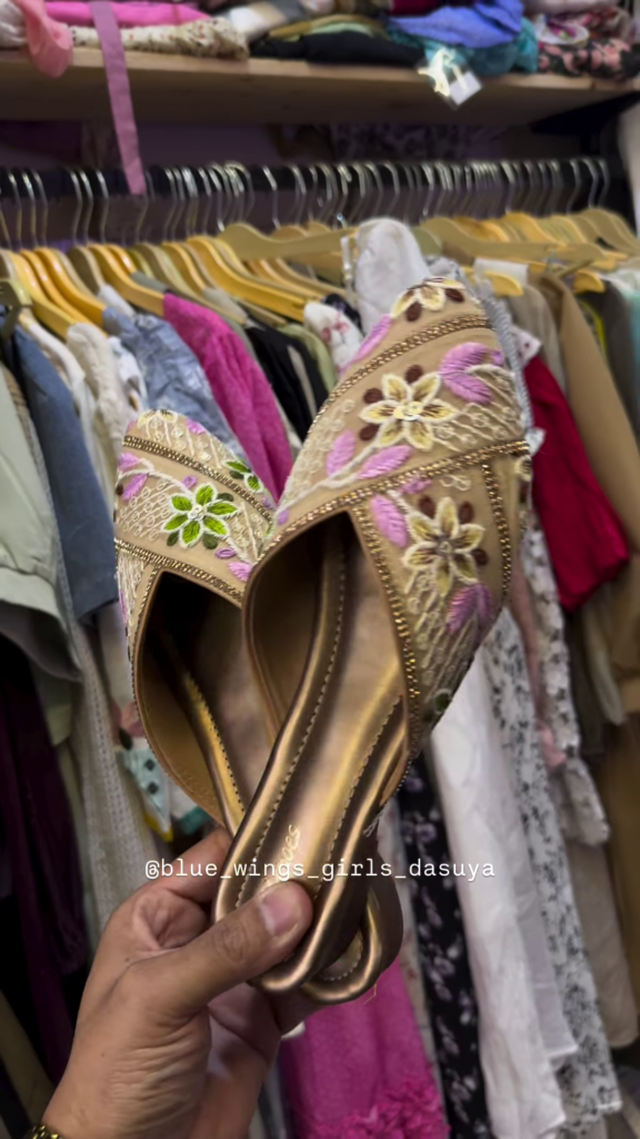 Elegant Embroidered Khussa Shoes for Women with Floral and Paisley Motifs - Photo 2