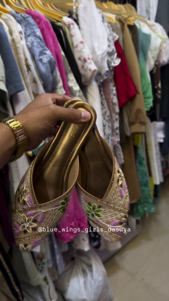 Elegant Embroidered Khussa Shoes for Women with Floral and Paisley Motifs - Photo 3