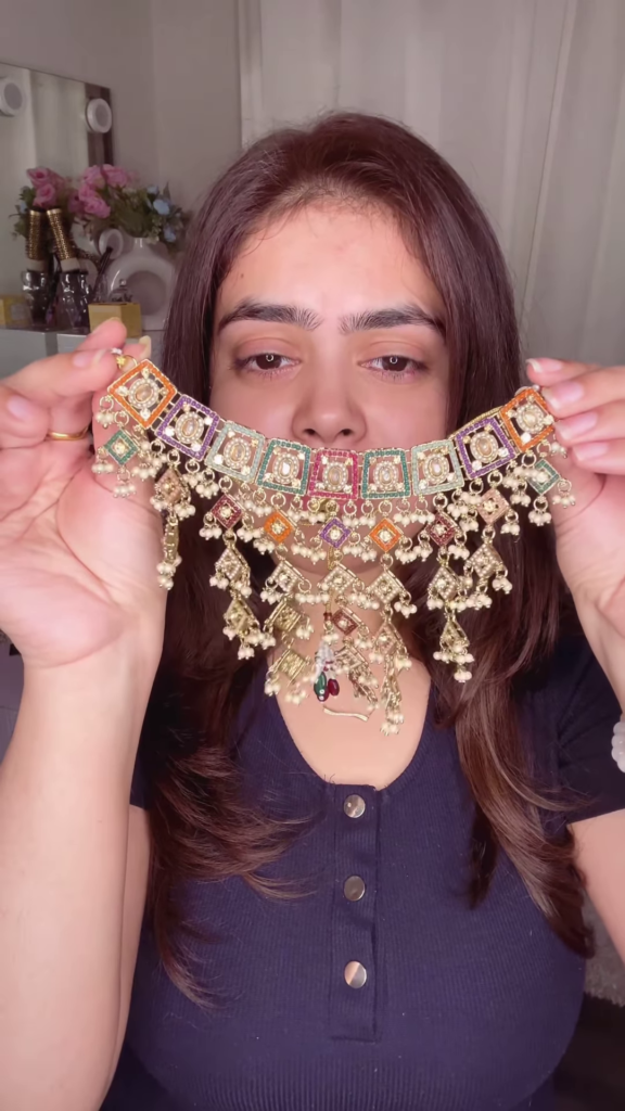Stunning Kundan Necklace Set with Intricate Gemstone Detailing and Pearl Drops - Photo 3