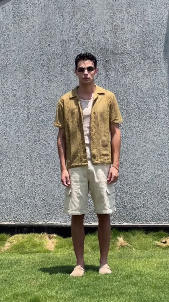 Stylish Men's Short-Sleeved Camp Collar Shirt with Abstract Print and Pleated Trousers - Photo 2