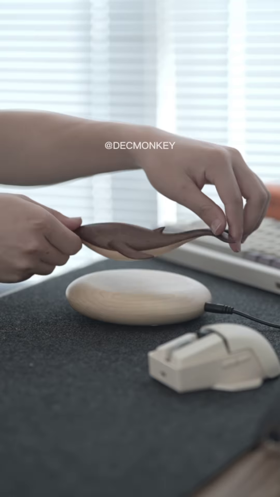 Minimalist Desk Organizer: Whale-Shaped Phone Holder and Charging Pad - Photo 3