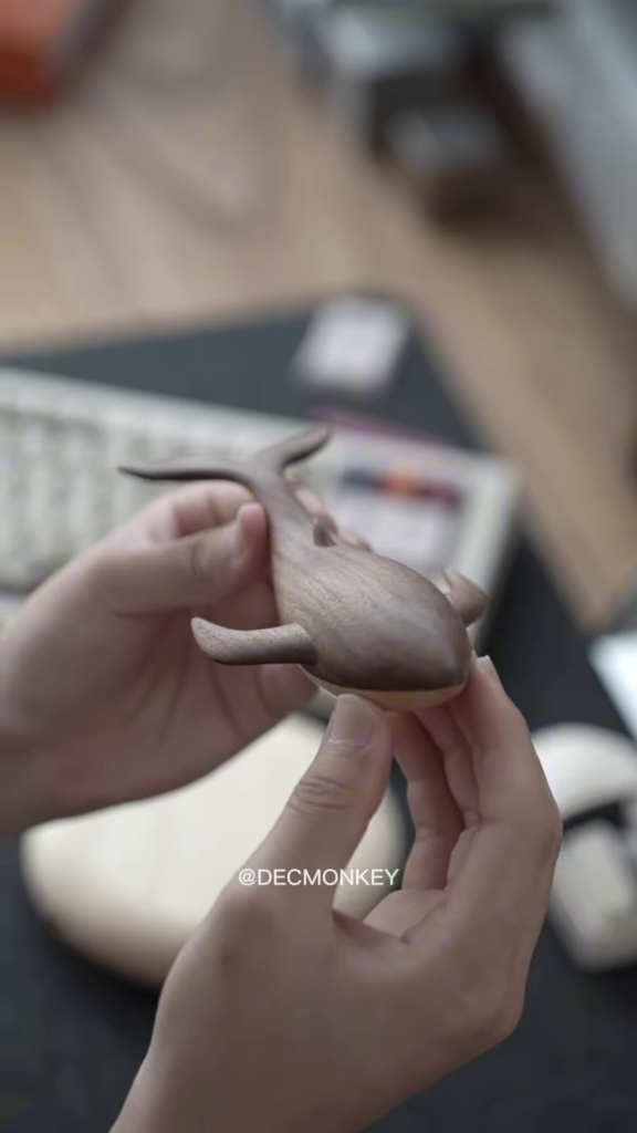 Minimalist Desk Organizer: Whale-Shaped Phone Holder and Charging Pad - Photo 4