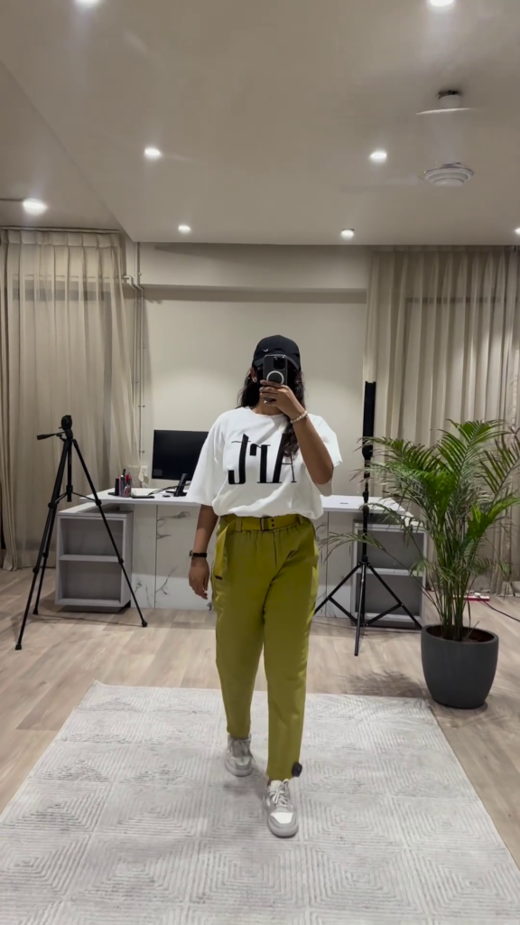 Casual Chic Outfit: White Graphic Tee, Maroon Wide-Leg Pants, and Black Cap - Photo 5