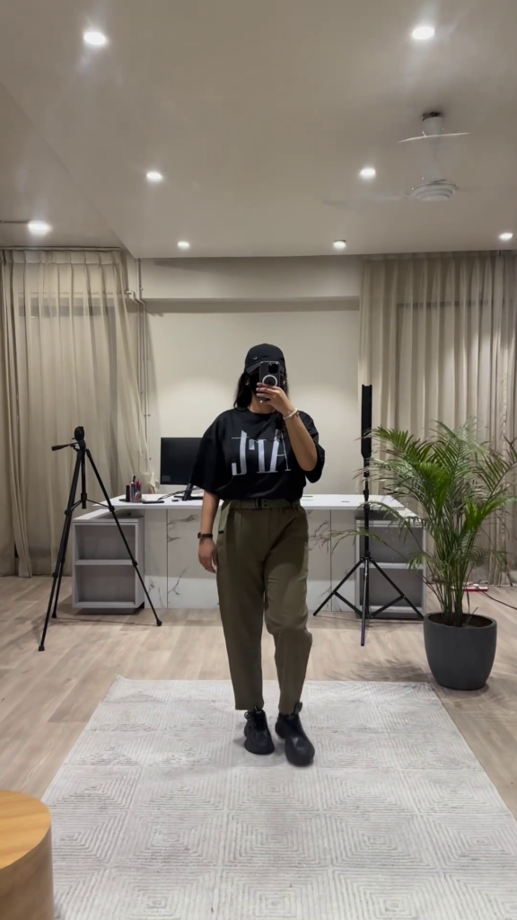 Casual Chic Outfit: White Graphic Tee, Maroon Wide-Leg Pants, and Black Cap - Photo 4