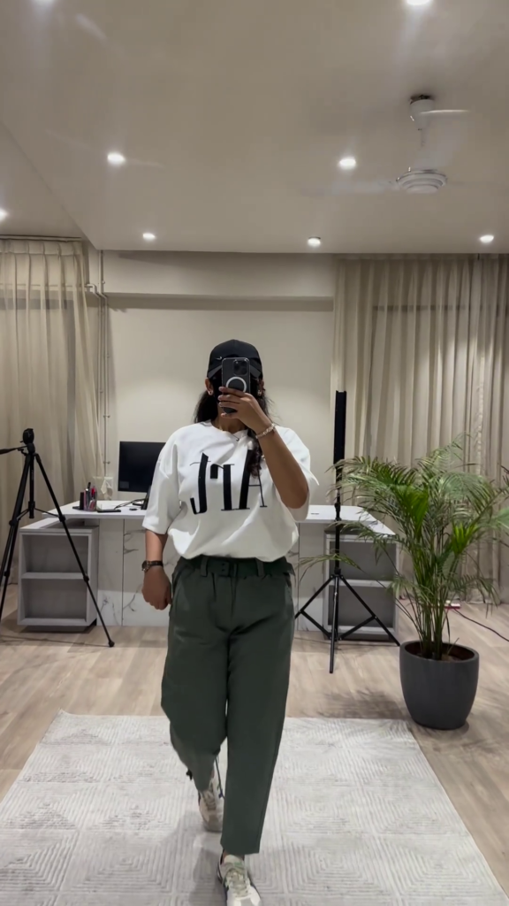 Casual Chic Outfit: White Graphic Tee, Maroon Wide-Leg Pants, and Black Cap - Photo 3