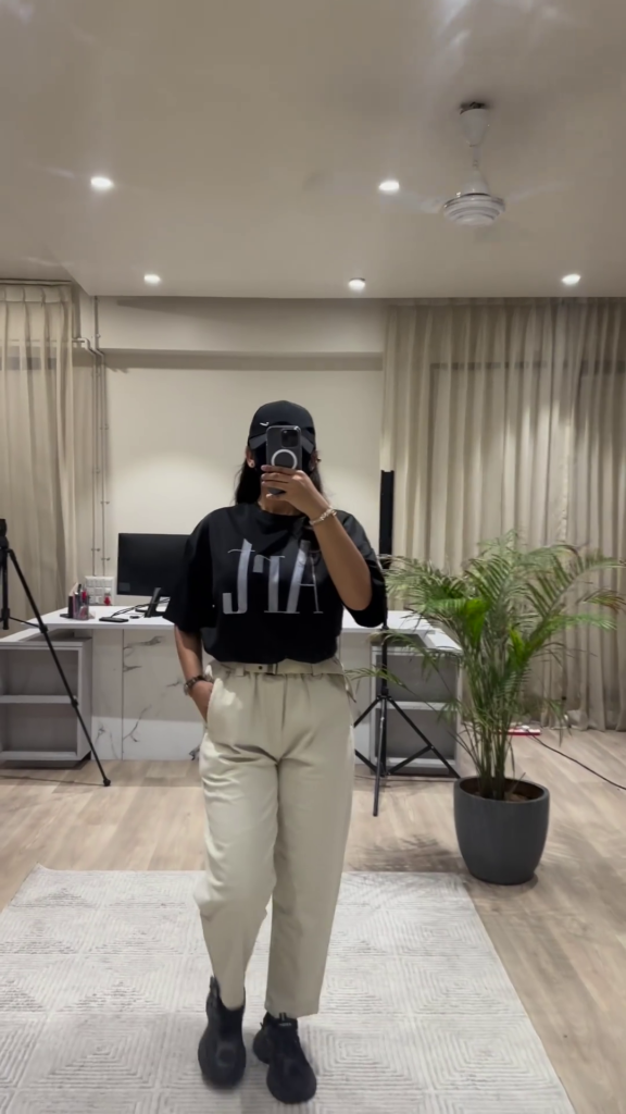 Casual Chic Outfit: White Graphic Tee, Maroon Wide-Leg Pants, and Black Cap - Photo 2