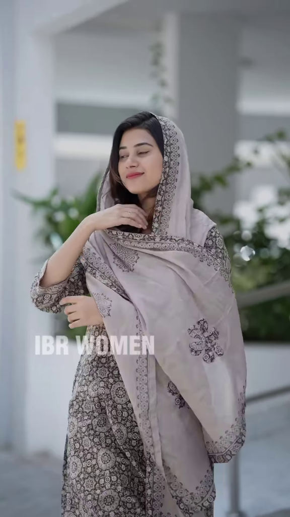 Elegant Printed Kurta Set with Coordinating Dupatta and Solid Pants - Photo 2
