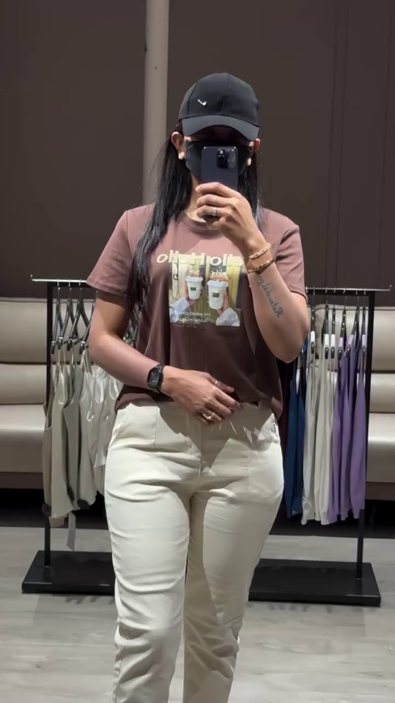 Casual Outfit: Graphic T-Shirt, Cropped Trousers, and Sneakers - Photo 4