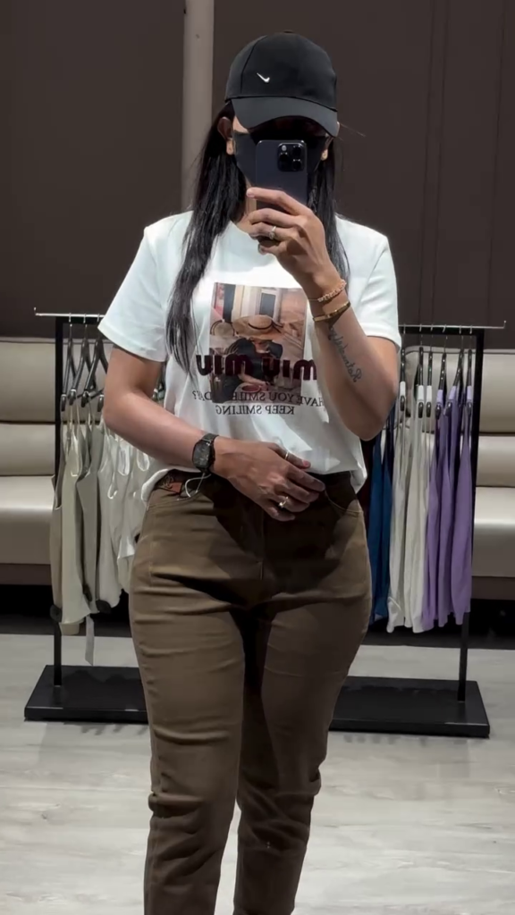 Casual Outfit: Graphic T-Shirt, Cropped Trousers, and Sneakers - Photo 1