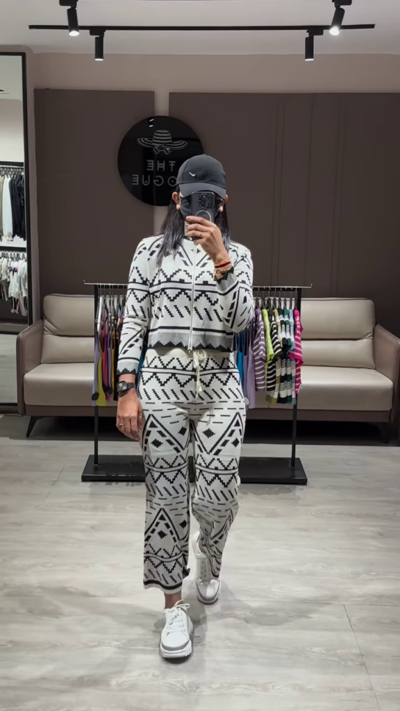 Color Block Knit Sweater and Comfortable Black Pants Lounge Set - Photo 2