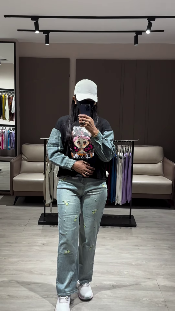 Casual Graphic Sweatshirt with Denim Sleeves and Embroidered Jeans Outfit - Photo 2