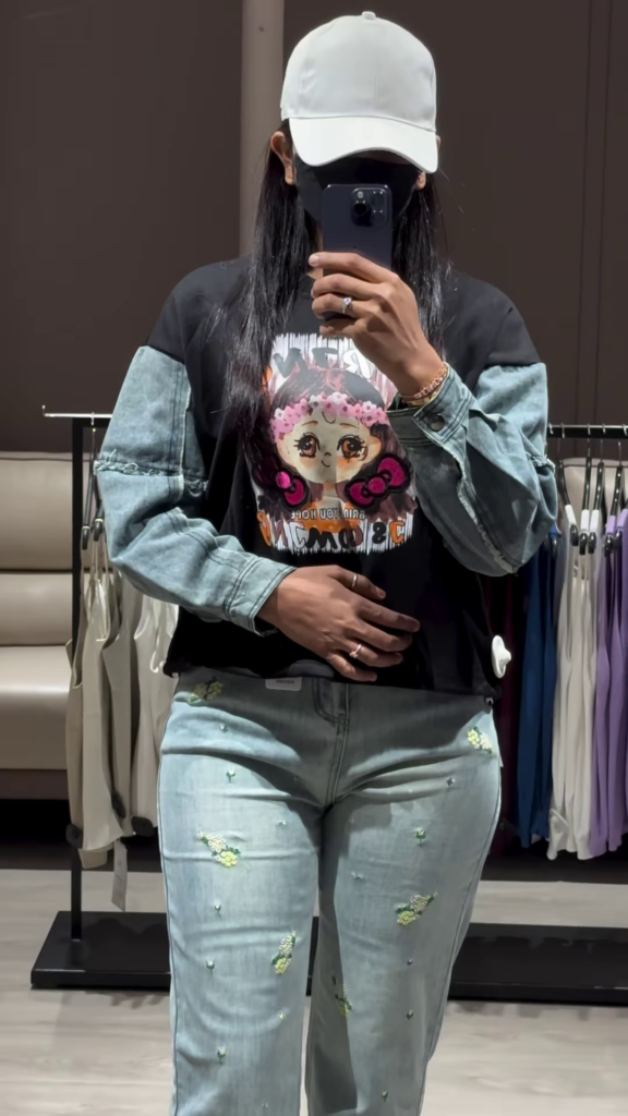 Casual Graphic Sweatshirt with Denim Sleeves and Embroidered Jeans Outfit - Photo 3