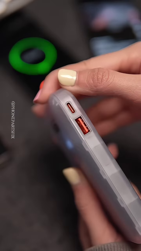 High-Capacity Multi-Port Power Bank for Simultaneous Device Charging - Photo 6