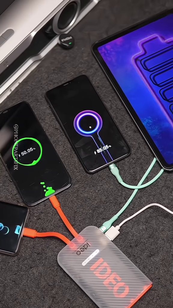 High-Capacity Multi-Port Power Bank for Simultaneous Device Charging - Photo 1