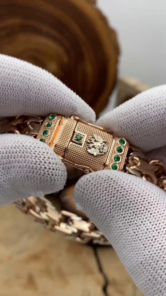 Bold Gold-Toned Link Bracelet with Unique Interlocking Design - Photo 2