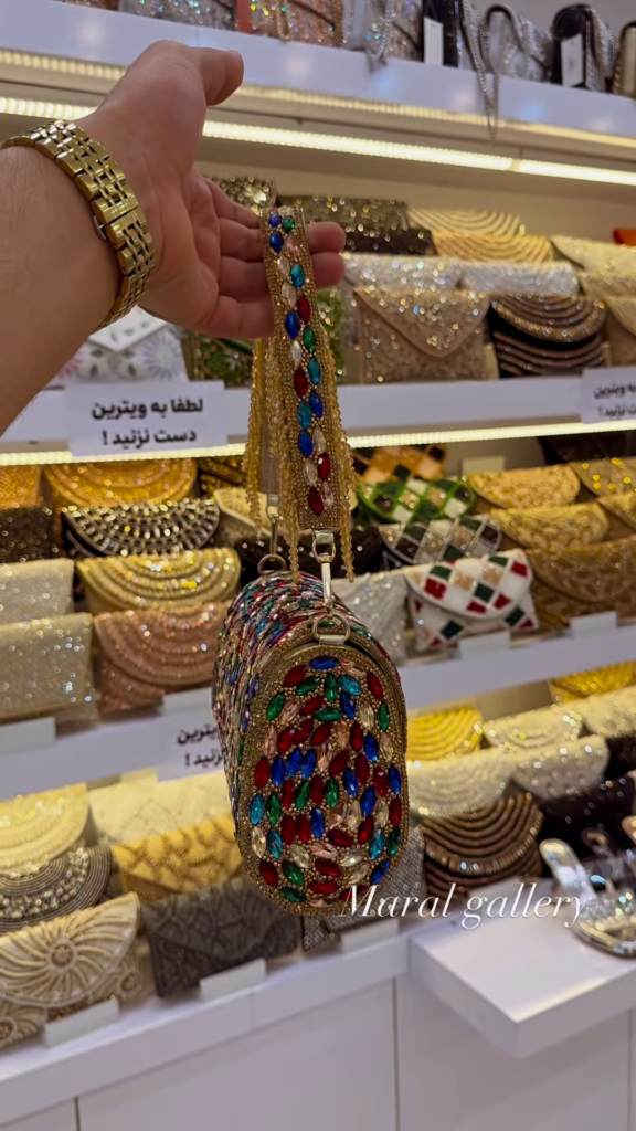 Dazzling Embellished Clutch Bag with Chain Strap for Evening Occasions - Photo 2