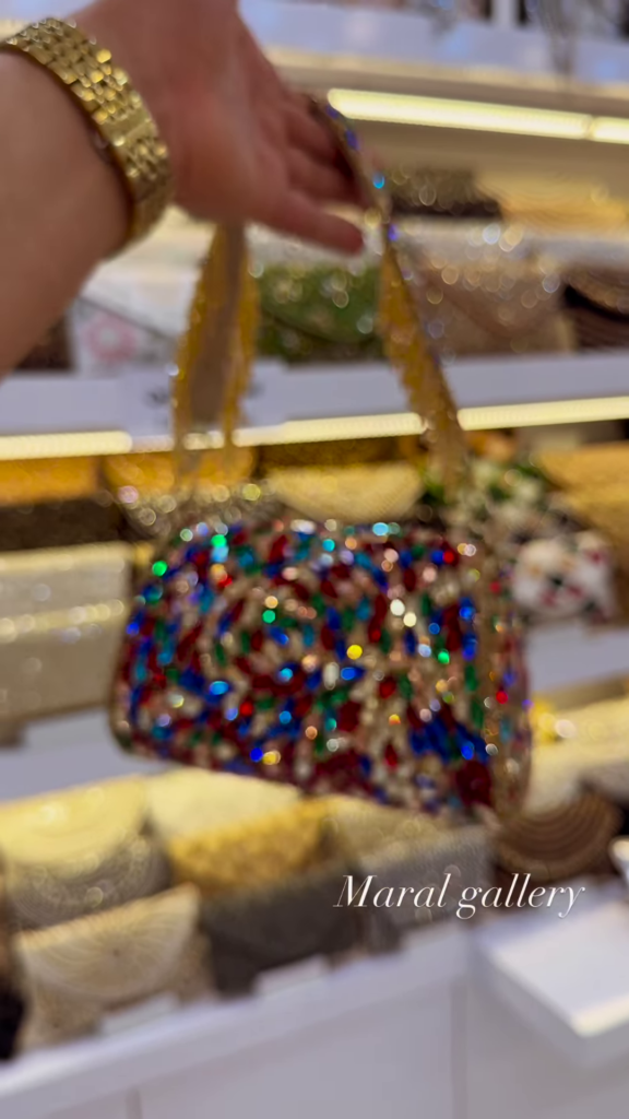 Dazzling Embellished Clutch Bag with Chain Strap for Evening Occasions - Photo 3
