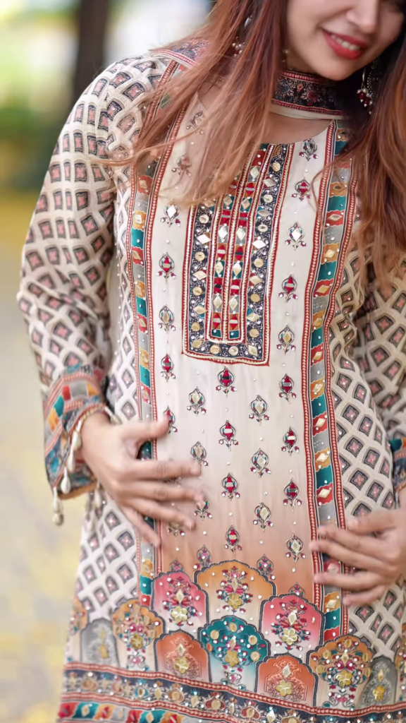 Elegant Printed Kurti with Mirror Embellishments and Coordinating Palazzo Pants - Photo 4
