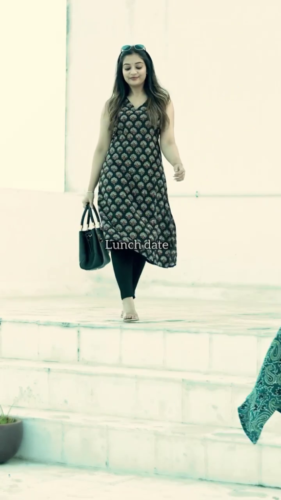 Stylish Sleeveless Printed Kurti with Coordinating Leggings - Photo 2