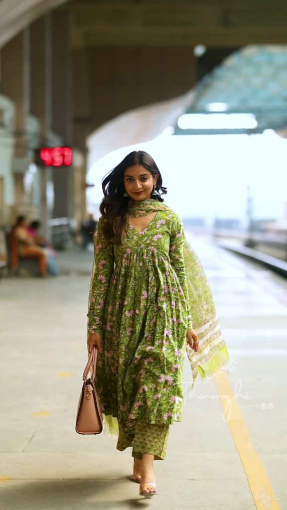 Elegant Long-Sleeved Printed Anarkali Kurti with Coordinating Dupatta - Photo 4